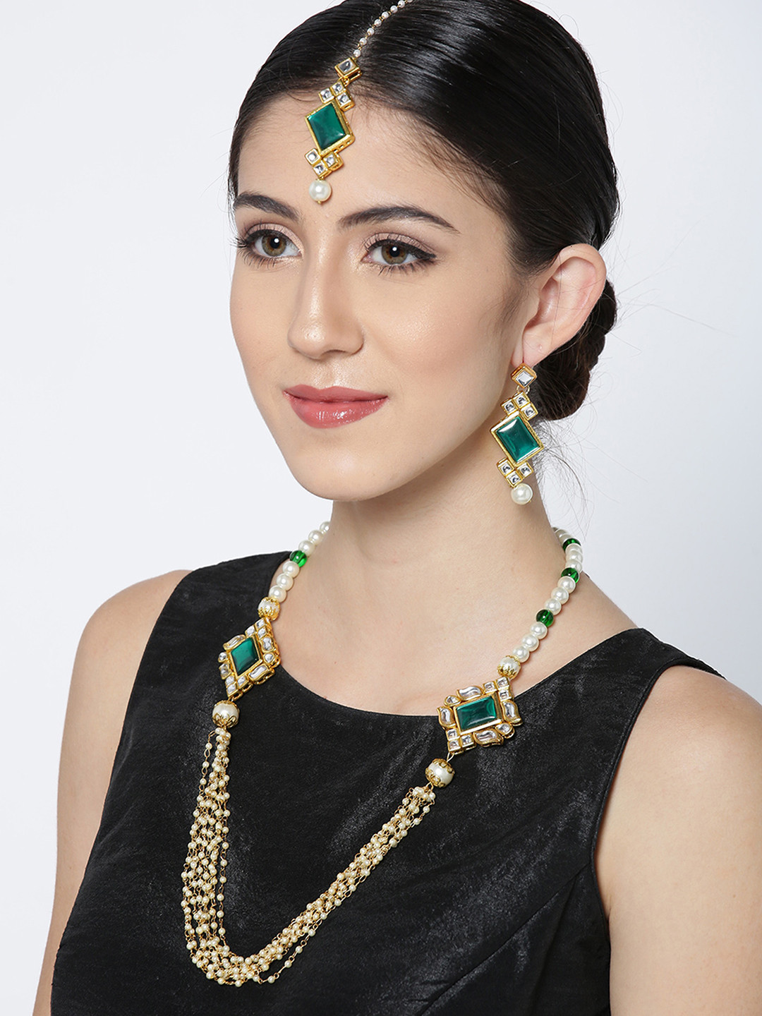 

KARATCART Green & Off-White Gold-Plated Kundan-Studded Handcrafted Jewellery Set