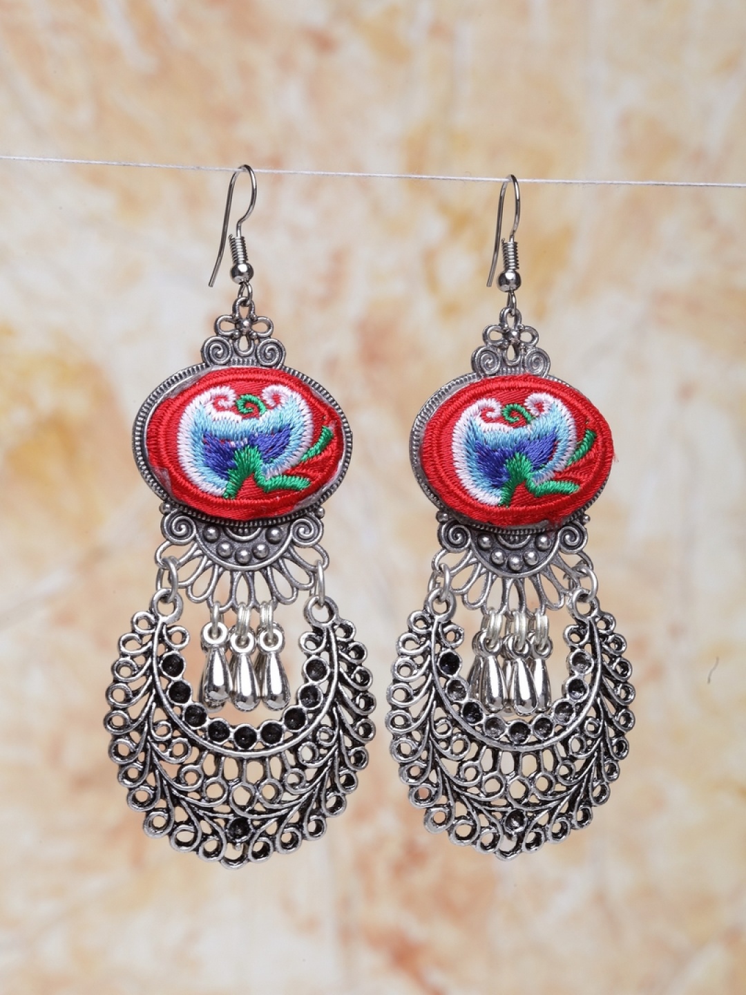 

Moedbuille Silver-Toned & Red Oval Chandbalis