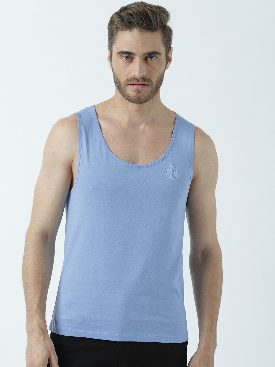 

Huetrap Men Blue Solid Scoop Neck T-shirt