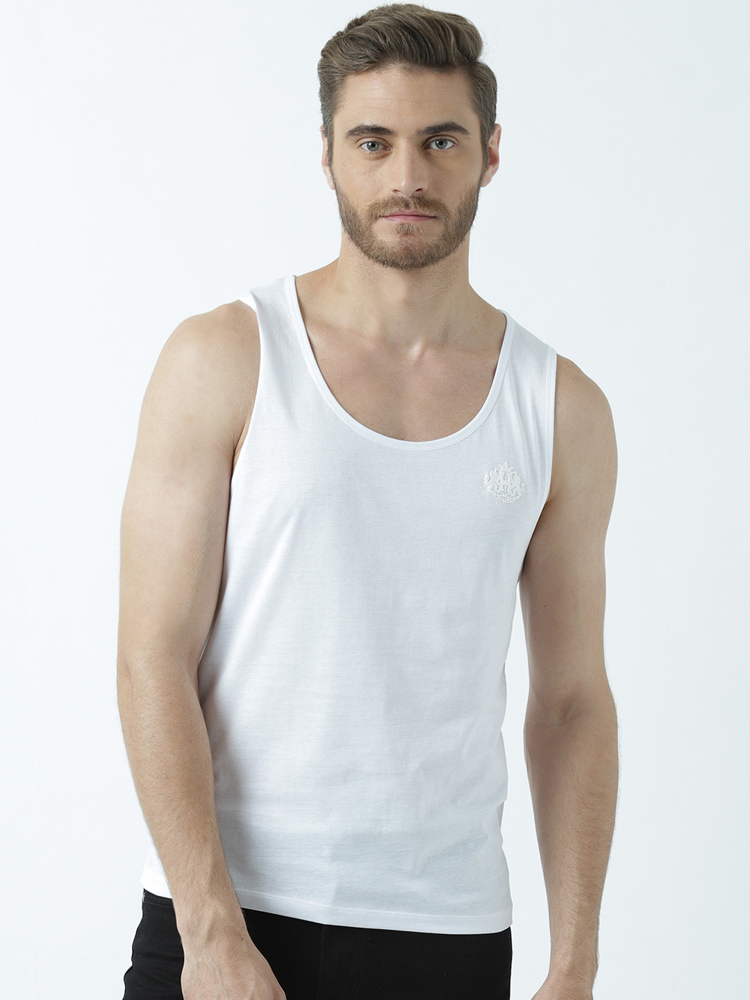 

Huetrap Men White Solid Scoop Neck T-shirt