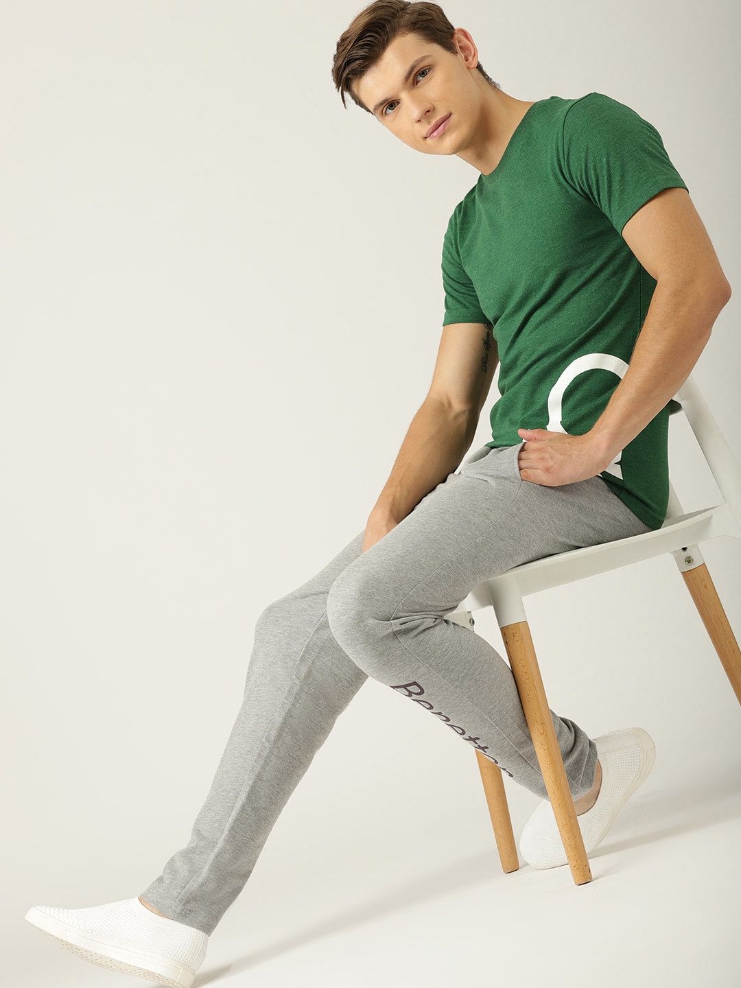 

United Colors of Benetton Men Green Solid Round Neck T-shirt