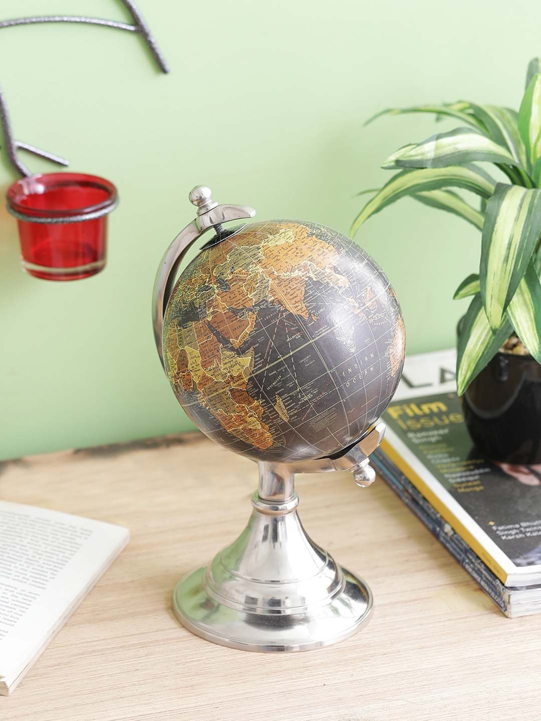 

Home Sparkle Silver & Taupe Globe Shaped Showpiece