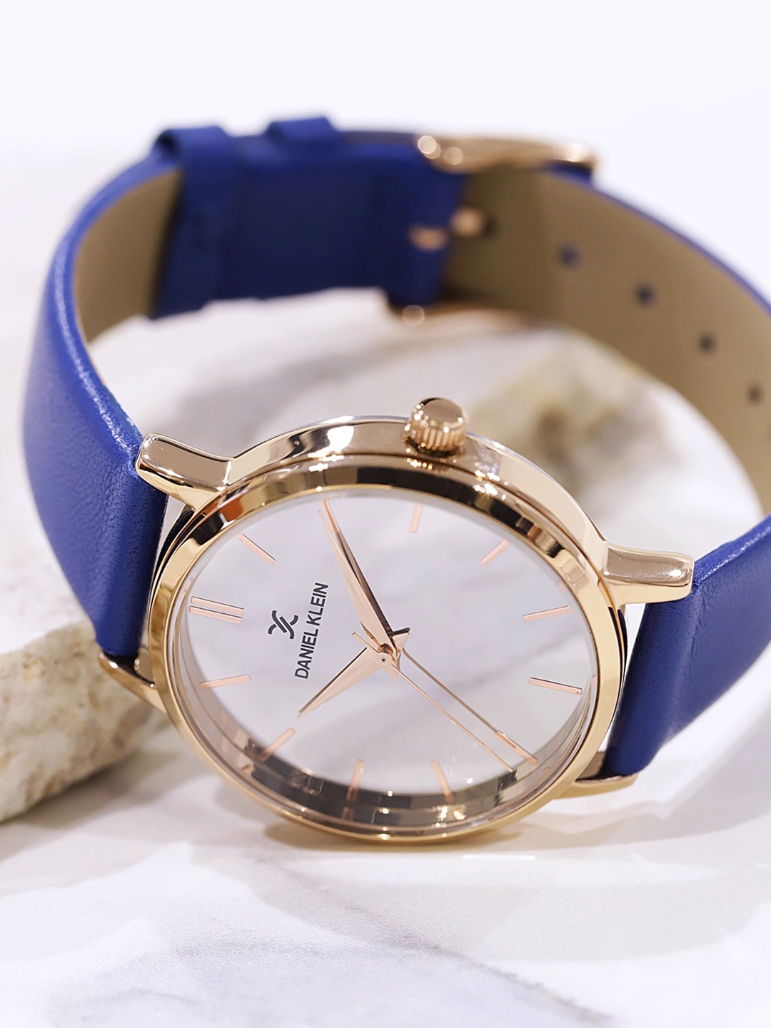 

Daniel Klein Premium Women Silver-Toned Mirrored Analogue Watch DK11635-6_OR