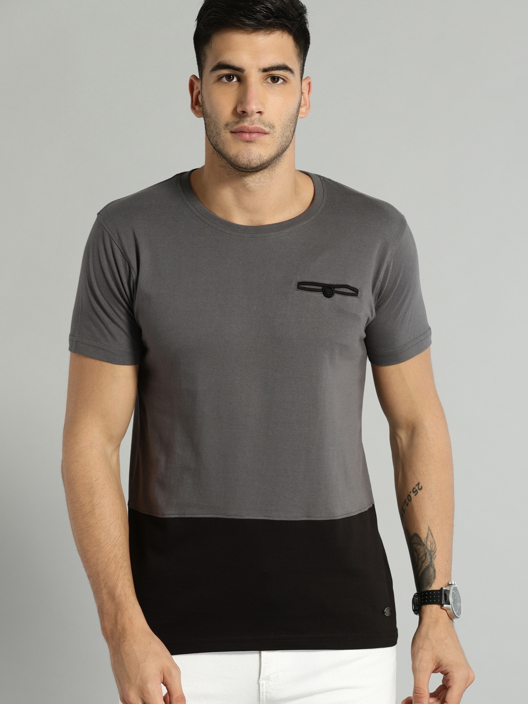 

Roadster Men Grey & Black Colourblocked Round Neck T-shirt