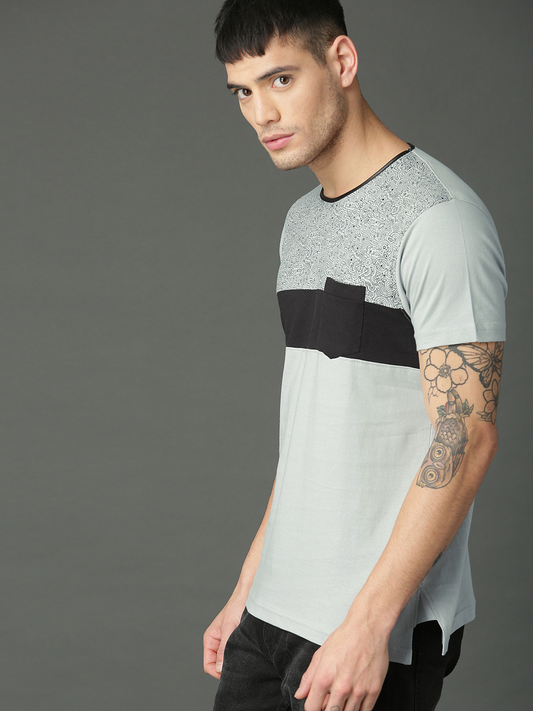 

Roadster Men Grey & Black Printed T-shirt