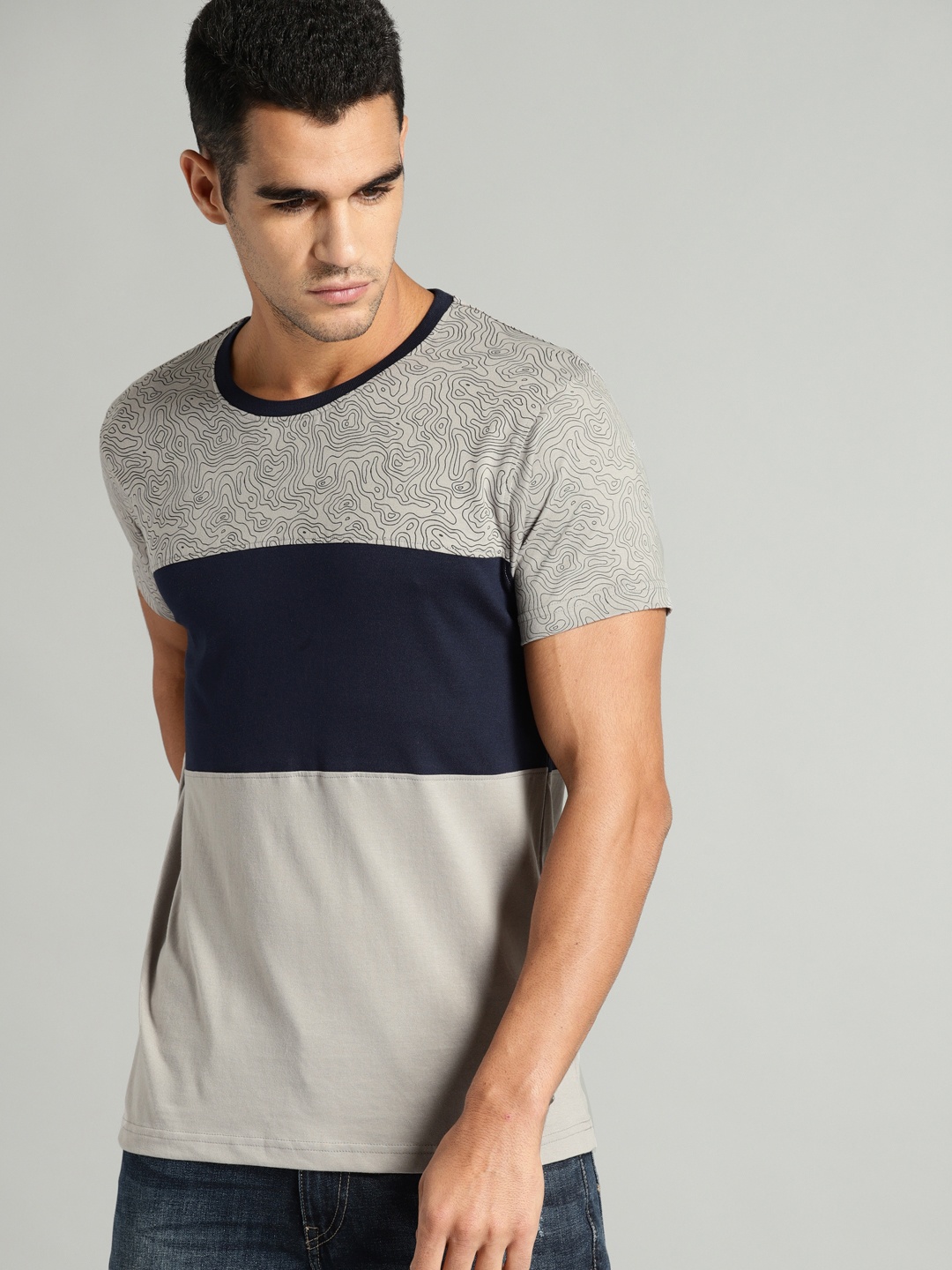 

Roadster Men Grey & Navy blue Colourblocked Round Neck T-shirt