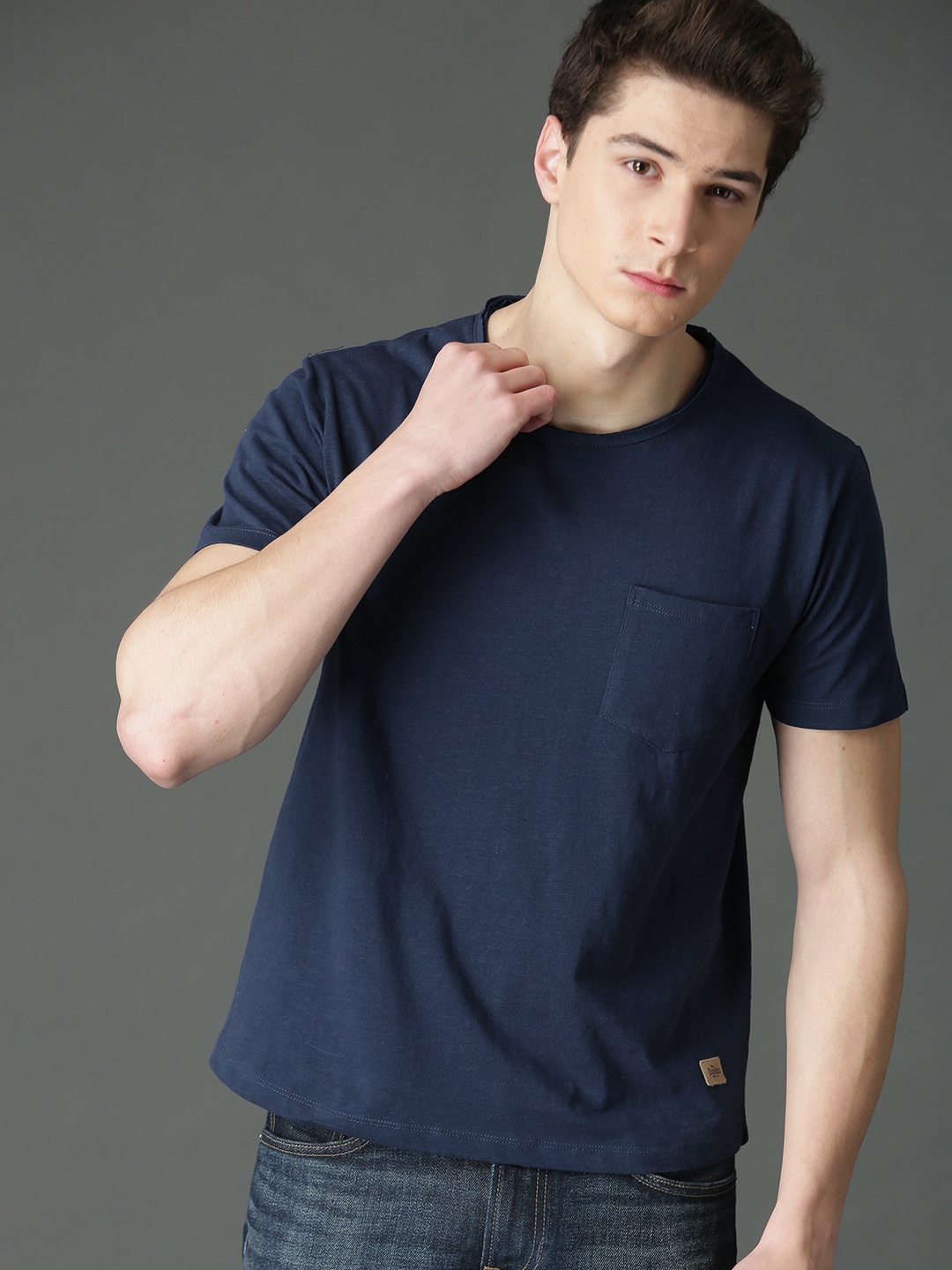 

Roadster Men Navy Blue Solid Round Neck Pure Cotton T-shirt