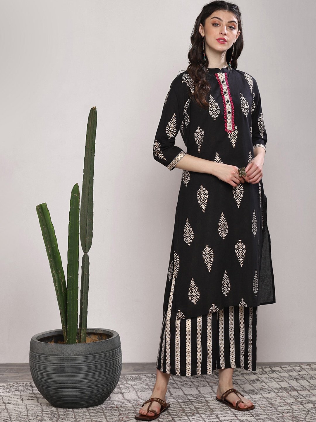 

Sangria Women Black Printed Kurta Set