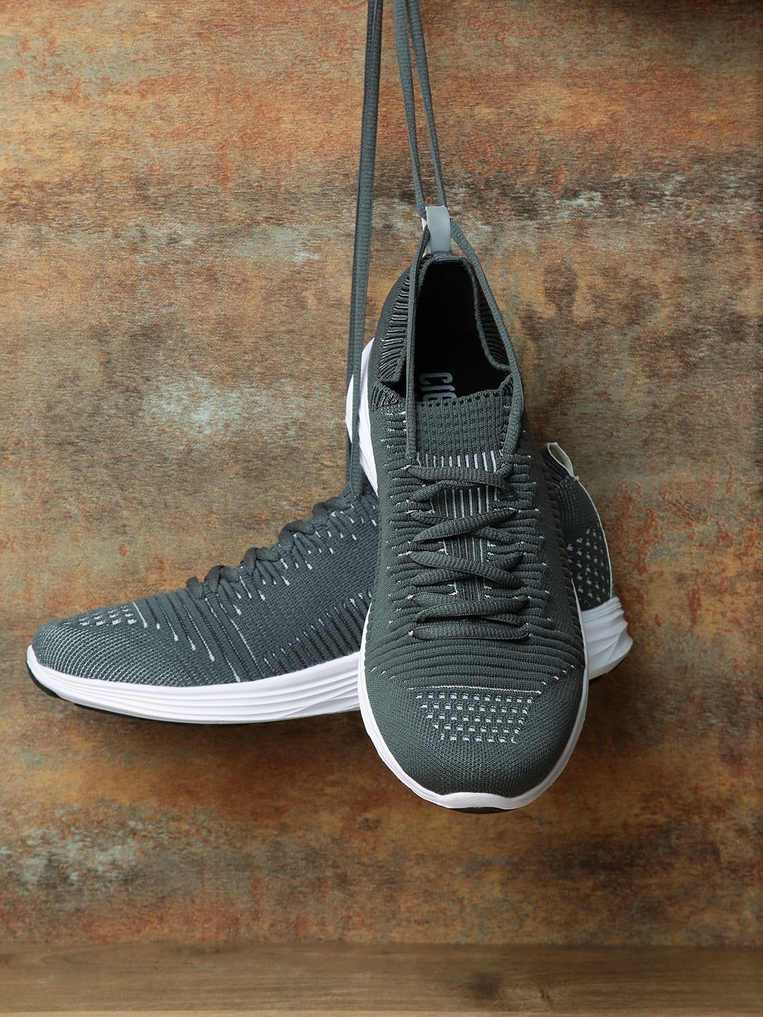 

Crew STREET Men Grey Running Shoes