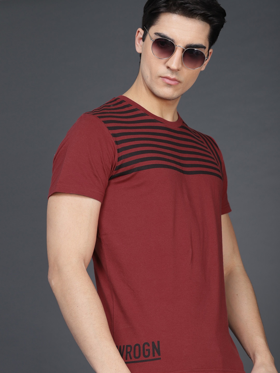 

WROGN Men Red Solid Round Neck T-shirt