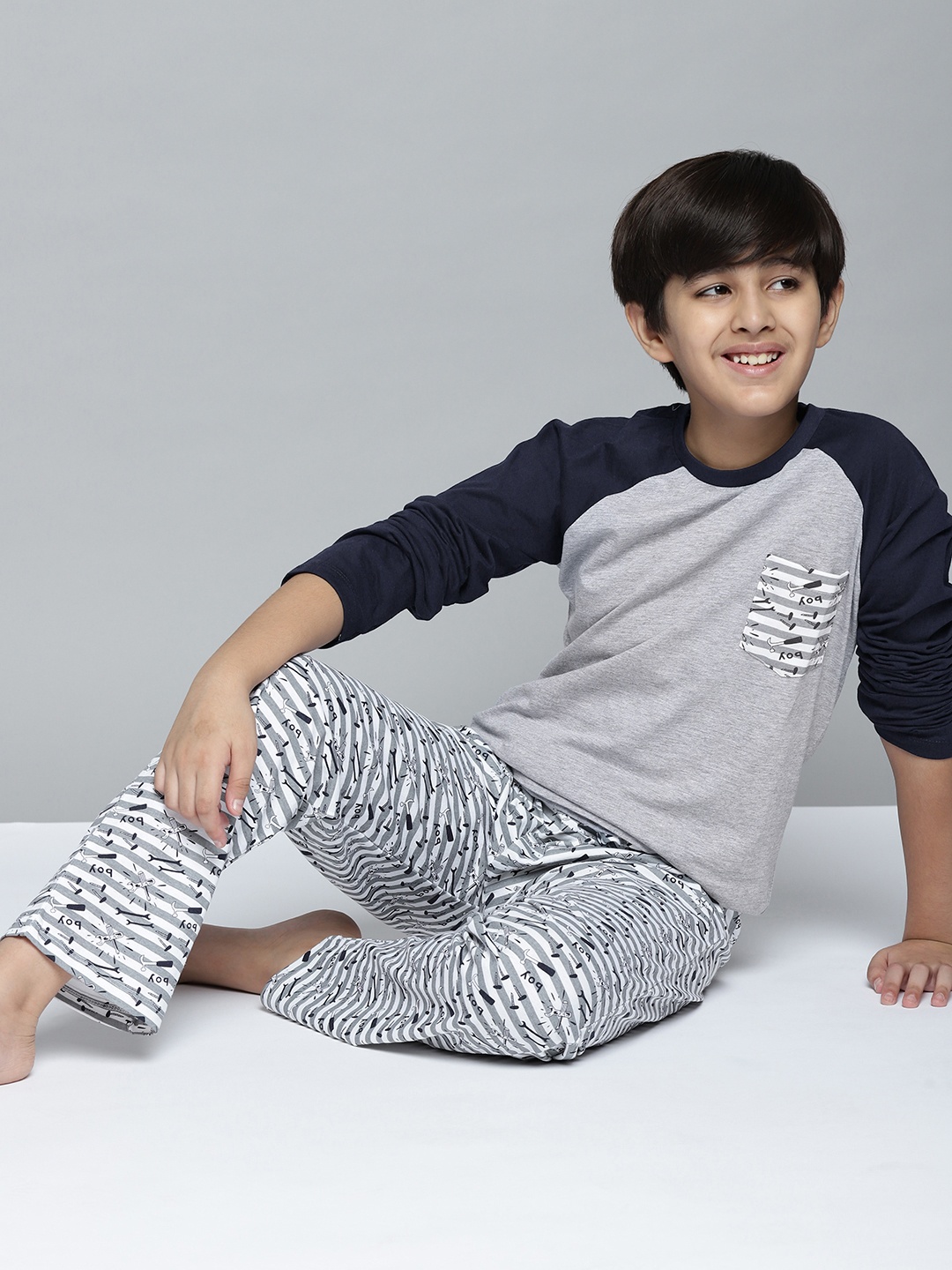 

YK Boys Grey Melange & Navy Blue Solid Night Suit 118YKKSLDN