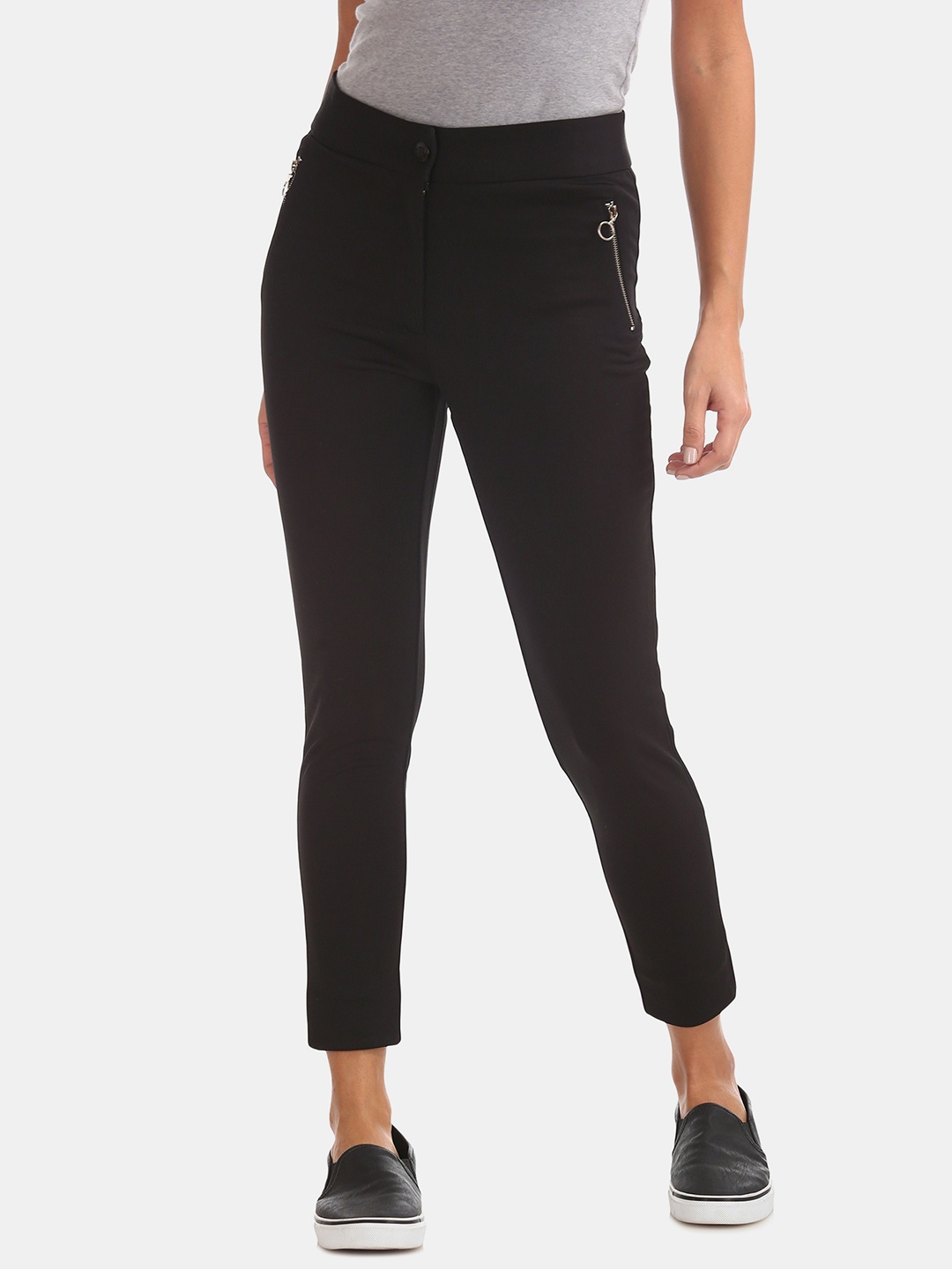 

Flying Machine Women Black Solid Knitted Jeggings