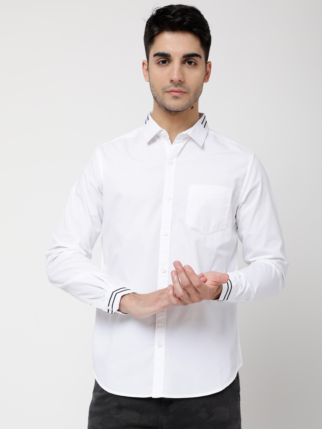 

LOCOMOTIVE Men White & Black Slim Fit Solid Casual Shirt