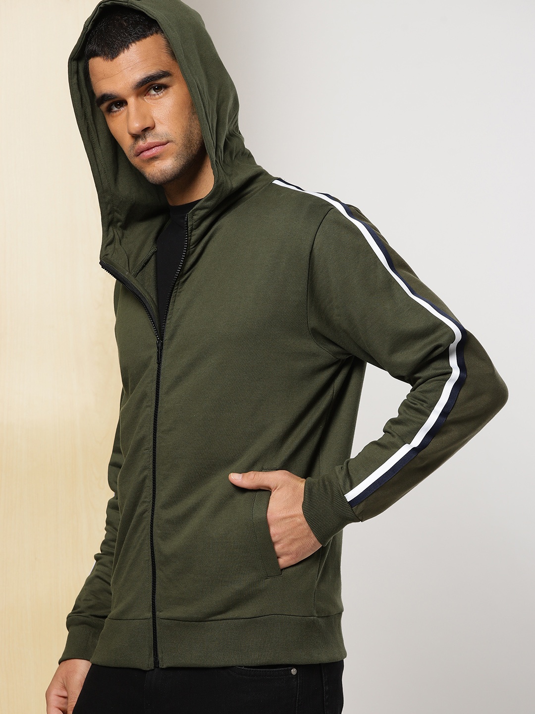 

INVICTUS Men Olive Green Solid Hooded Sweatshirt