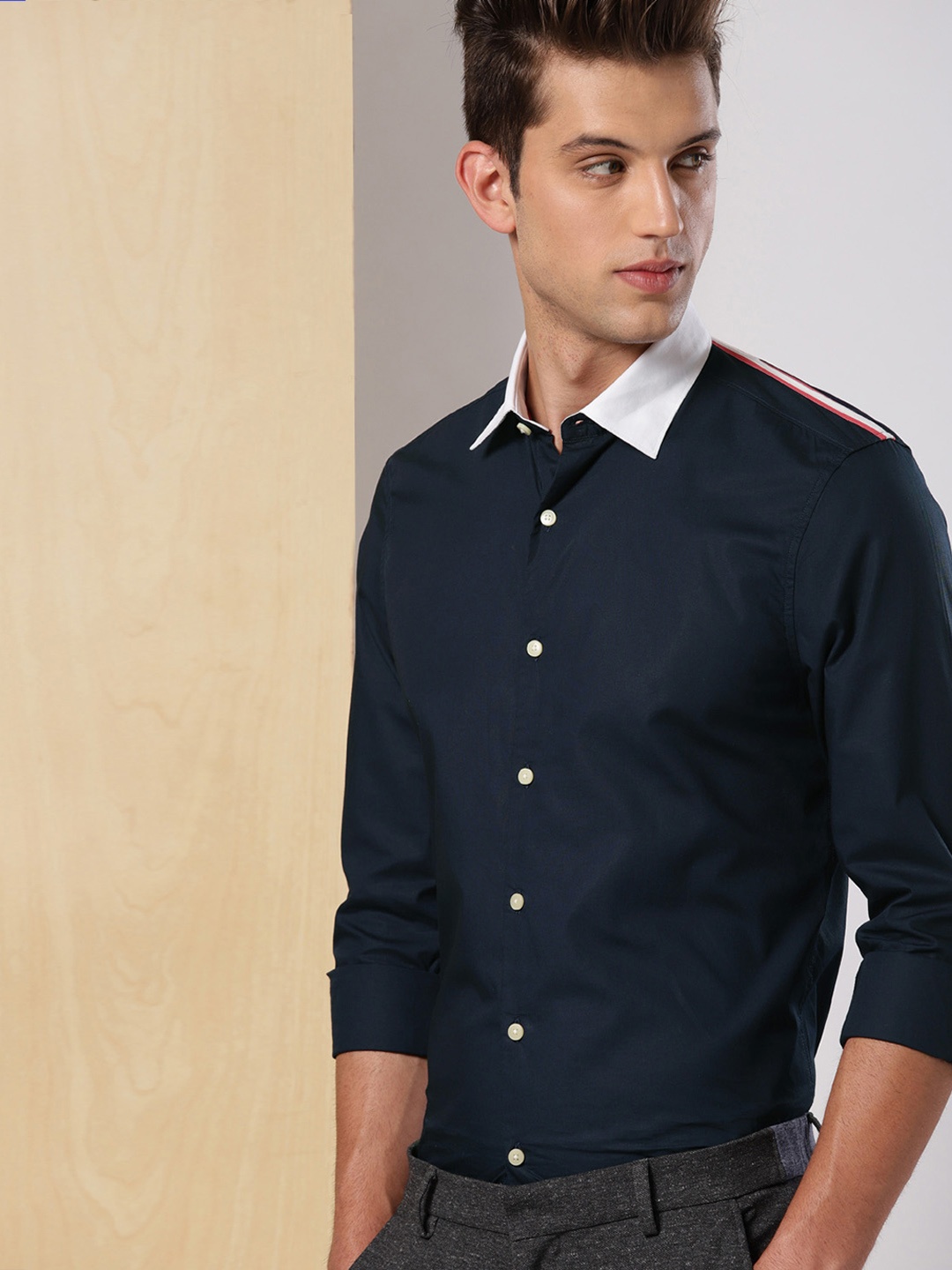 

INVICTUS Men Navy Blue Slim Fit Solid Smart Casual Shirt