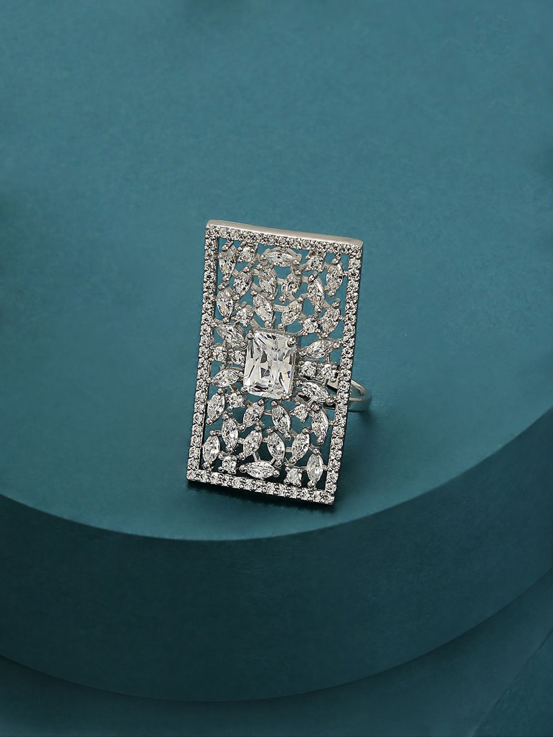 

Amavi Silver Sparkling Cluster Ring