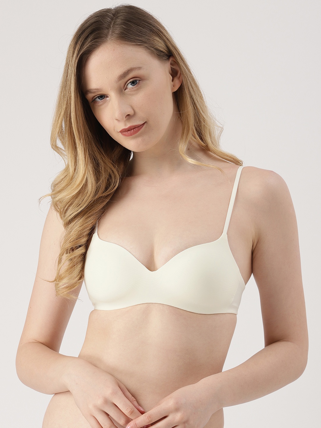 

Wacoal White Solid Non-Wired Lightly Padded Everyday Bra
