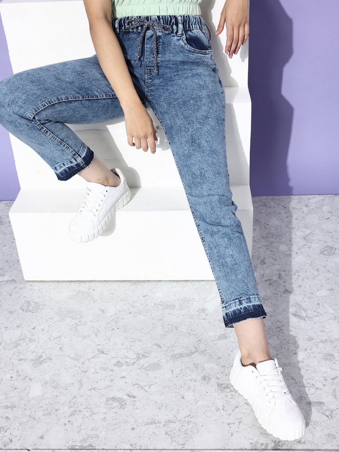 

Roadster Women Blue Slim Jogger Fit Mid-Rise Clean Look Acid Wash Cropped Jeans