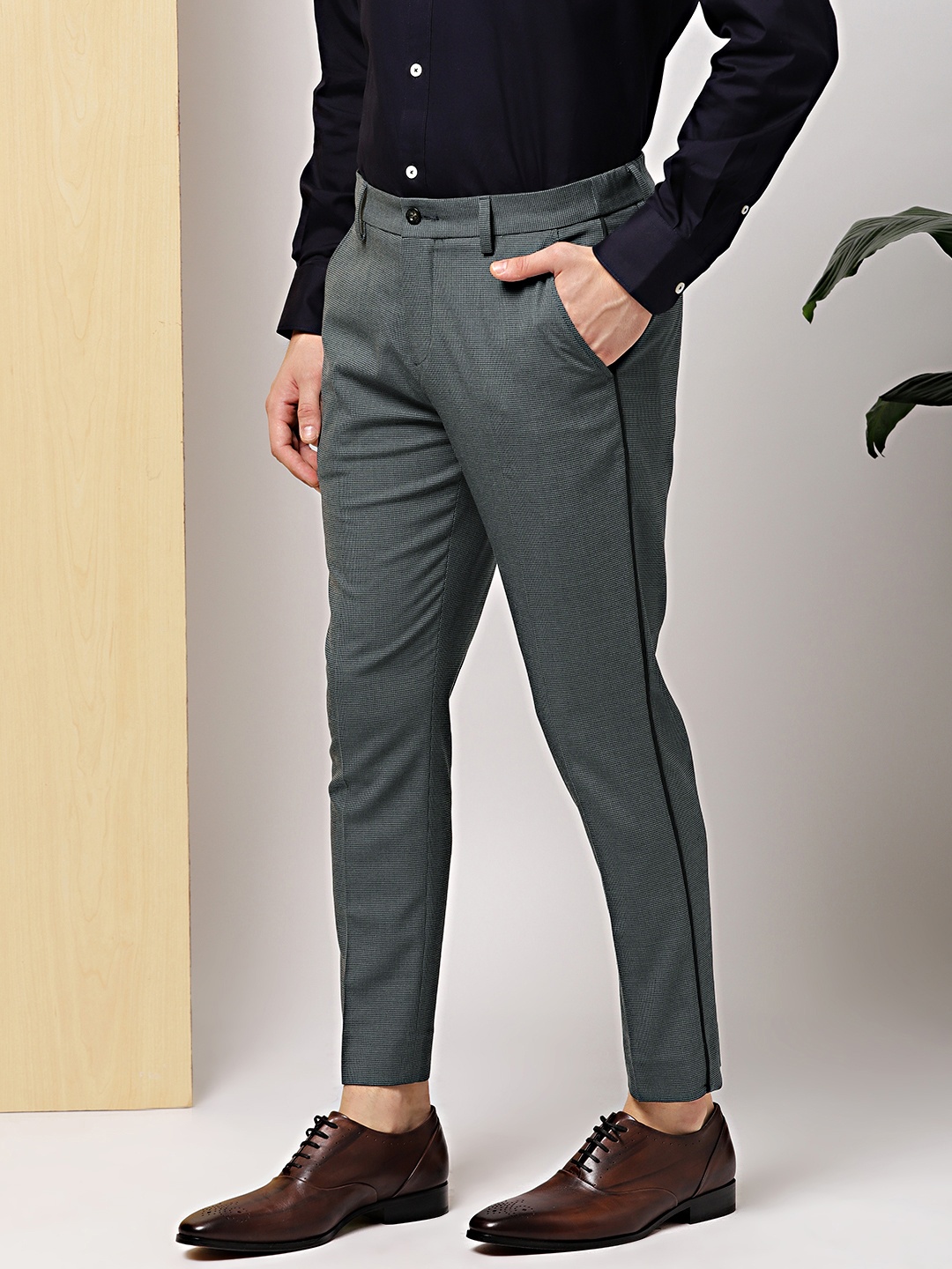 

INVICTUS Men Charcoal Grey Slim Fit Self Design Formal Trousers