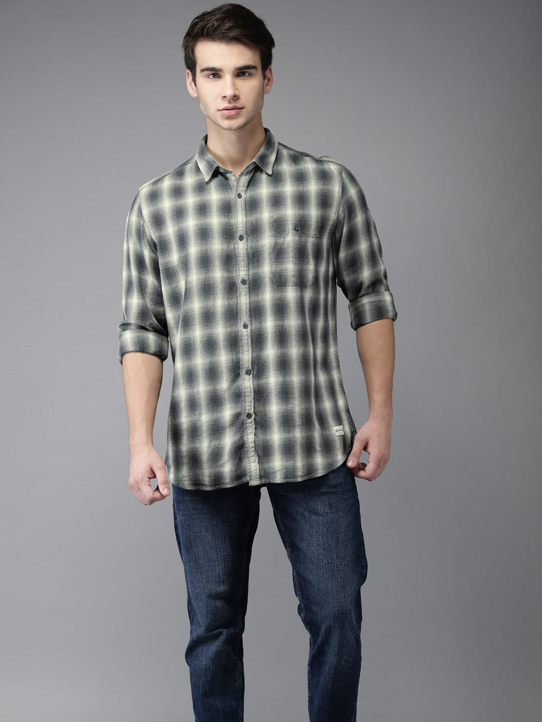 

Flying Machine Men Grey & Off-White Regular Fit Checked Casual Shirt