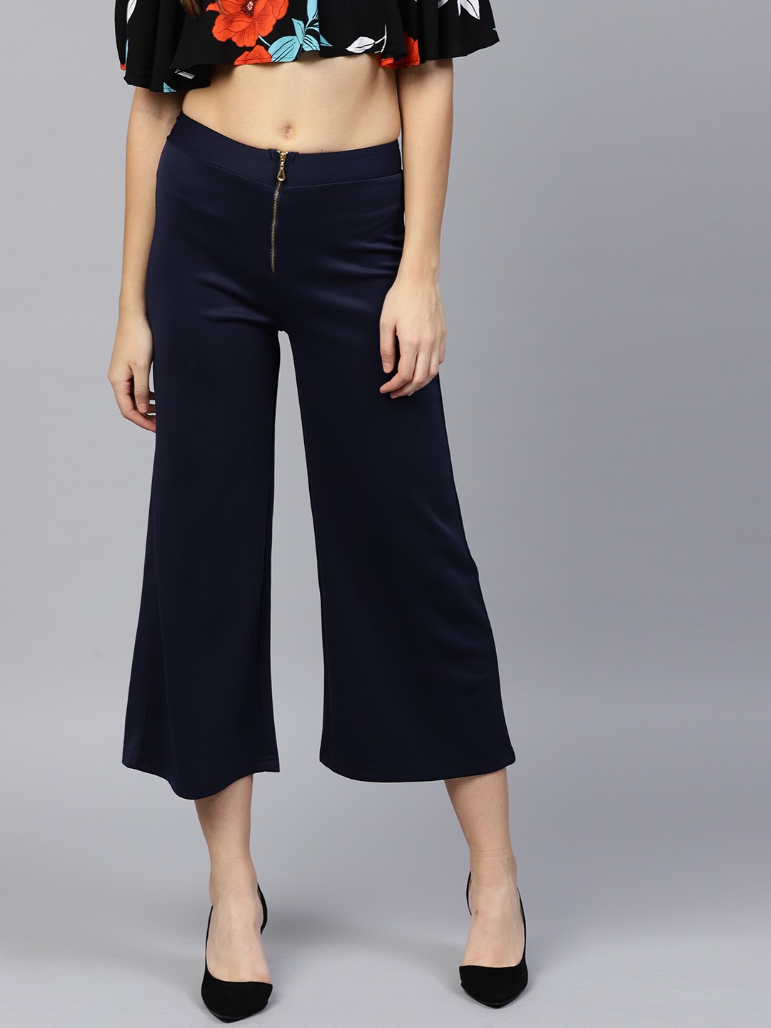 

SASSAFRAS Women Navy Regular Fit Solid Cropped Trousers, Navy blue