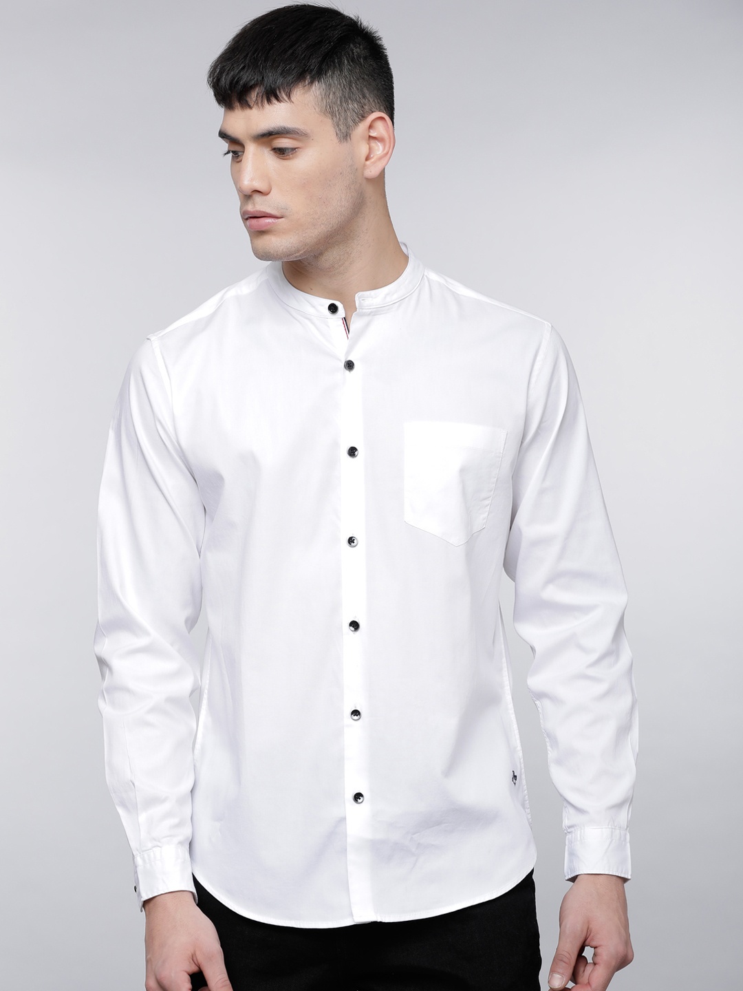 

LOCOMOTIVE Men White Slim Fit Solid Casual Shirt