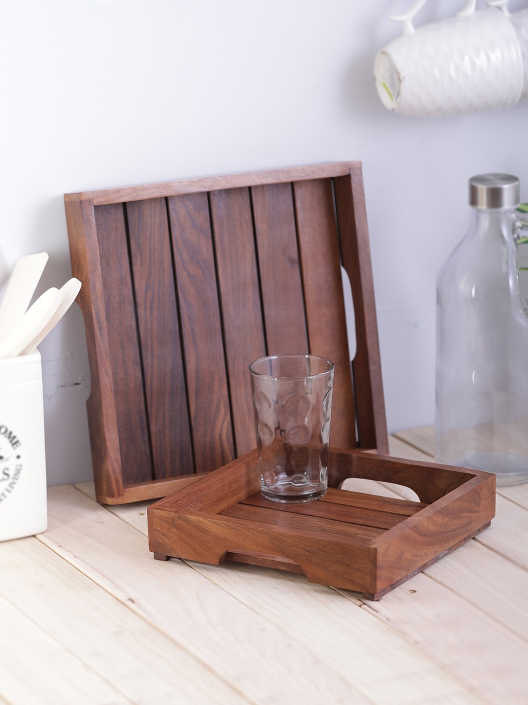 

VarEesha Brown Set of 2 Printed Sheesham Wood Tray