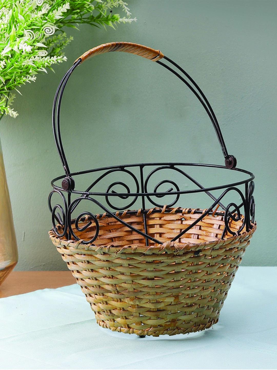 

VarEesha Black & Brown Wicker Bamboo Fruit Basket with Handle