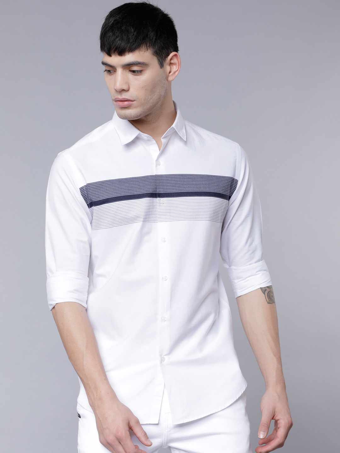 

Black coffee Men White & Blue Slim Fit Striped Casual Shirt