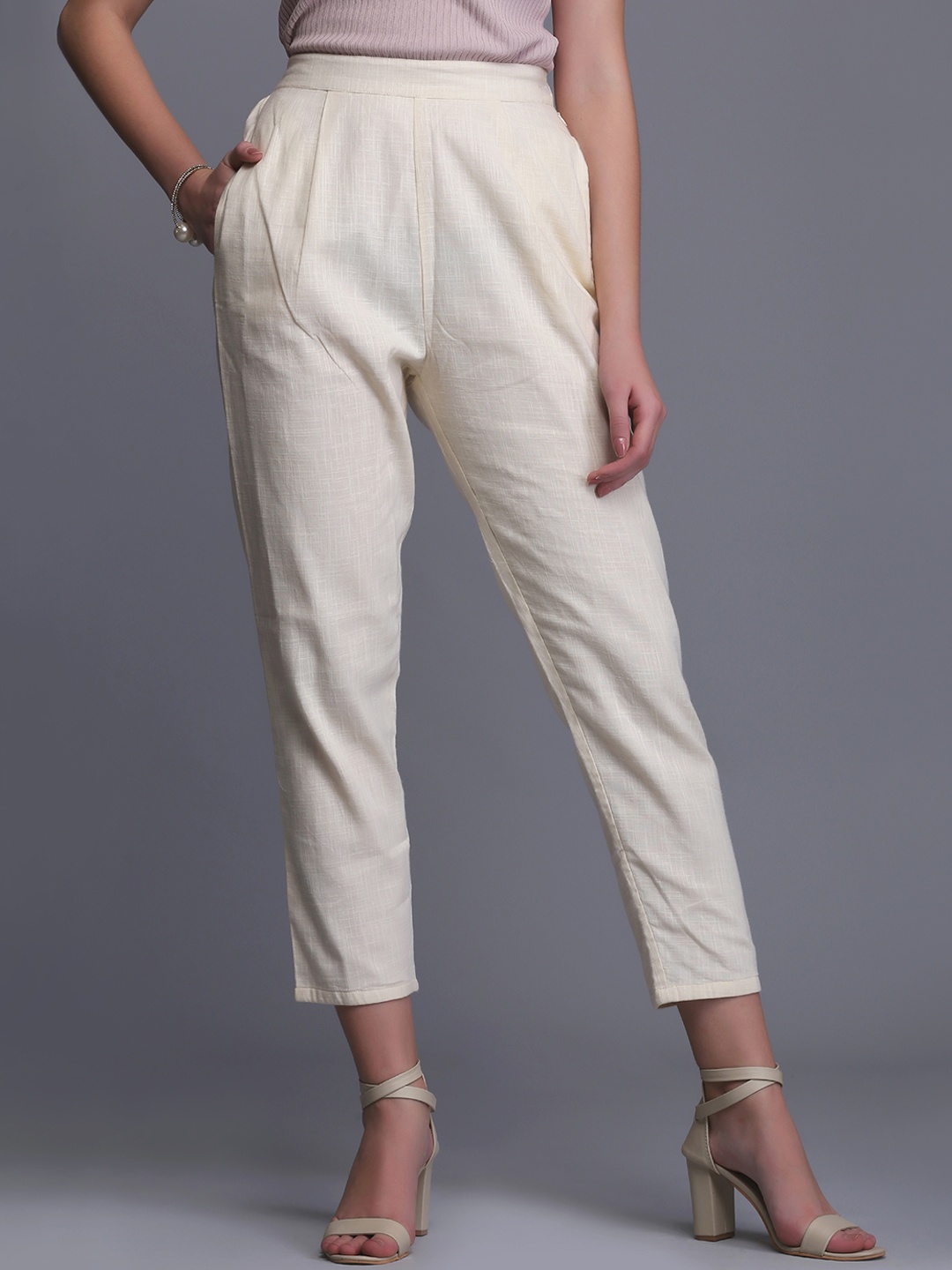 

Ojjasvi Women Off-White Regular Fit Solid Cropped Trousers