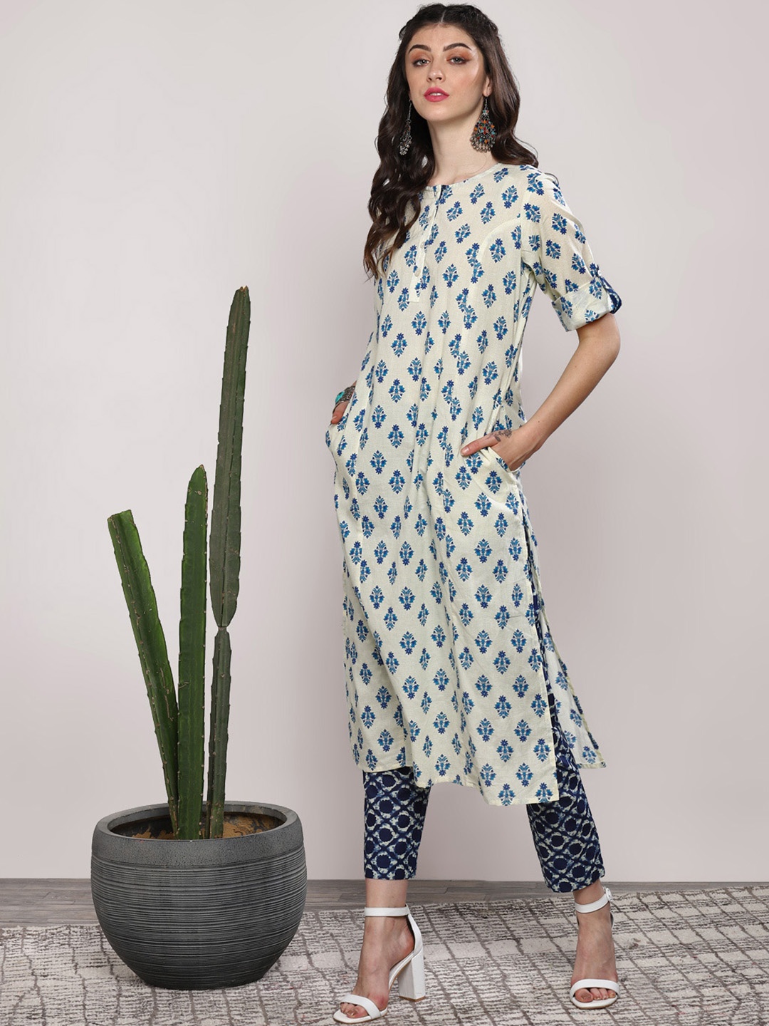 

Sangria Women White and Blue Printed Kurta Set