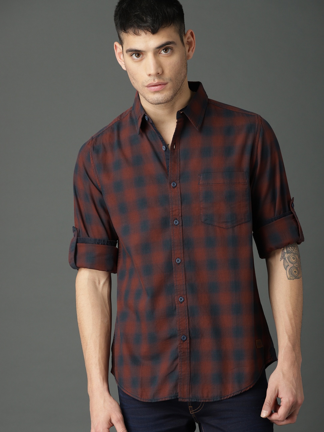 

Roadster Men Navy Blue & Maroon Regular Fit Checked Casual Shirt
