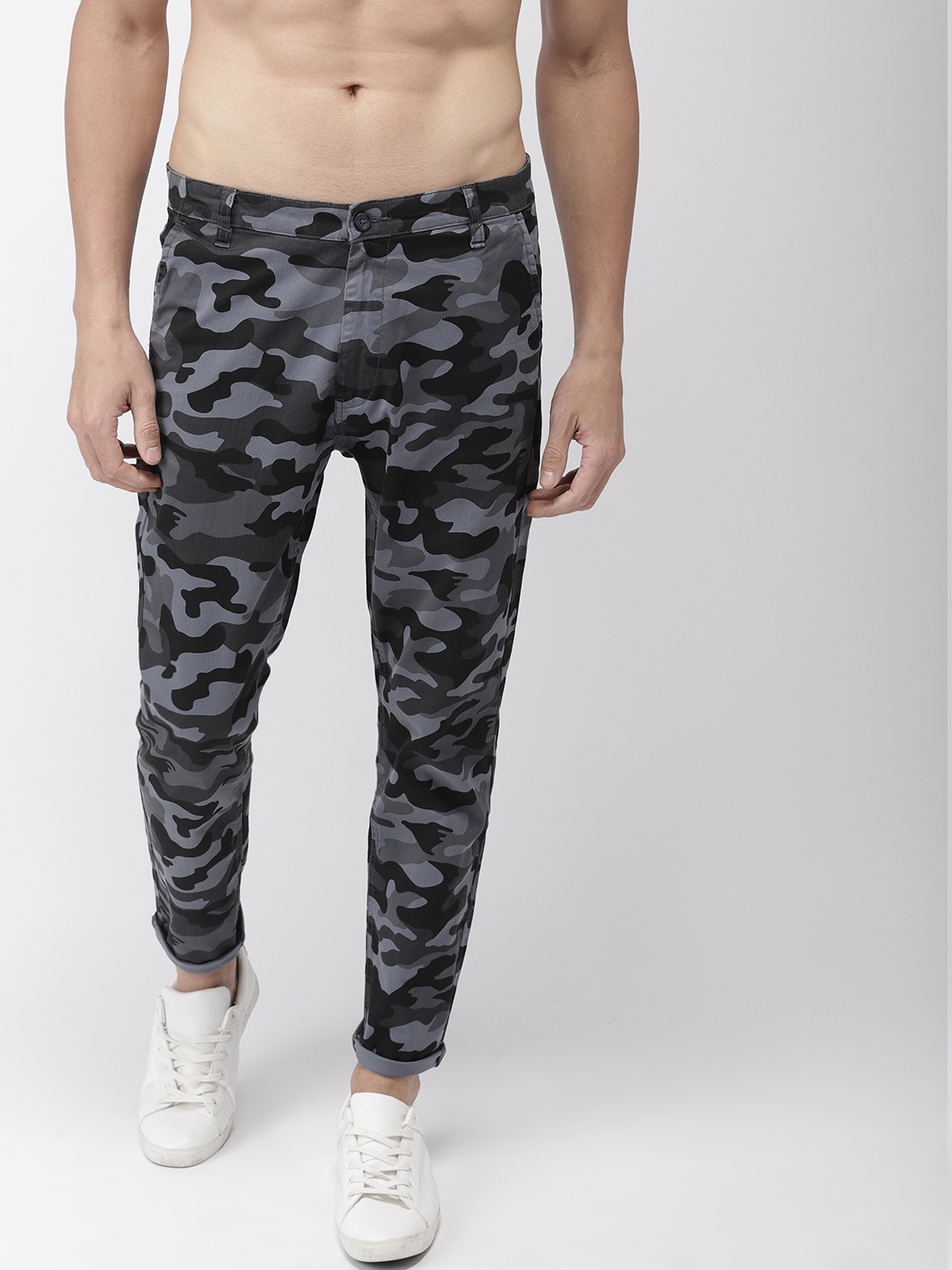 

HIGHLANDER Men Grey & Black Tapered Fit Camouflage Printed Chinos