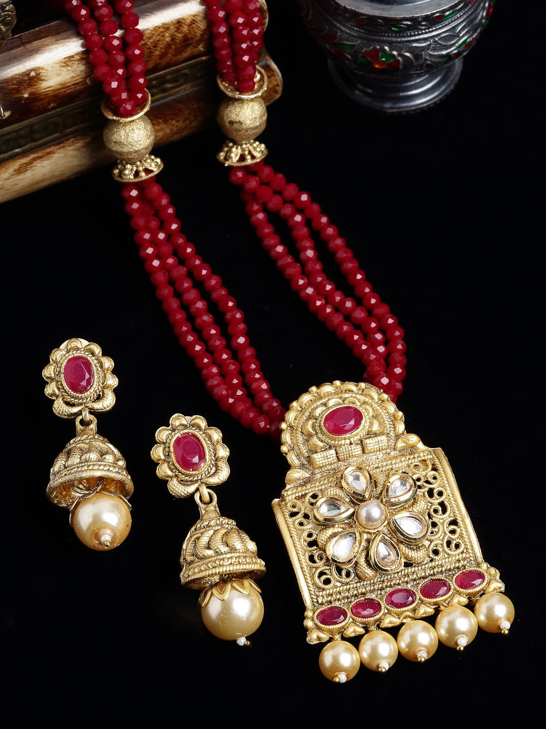 

PANASH Red Gold-Plated Kundan Studded Handcrafted Jewellery Set