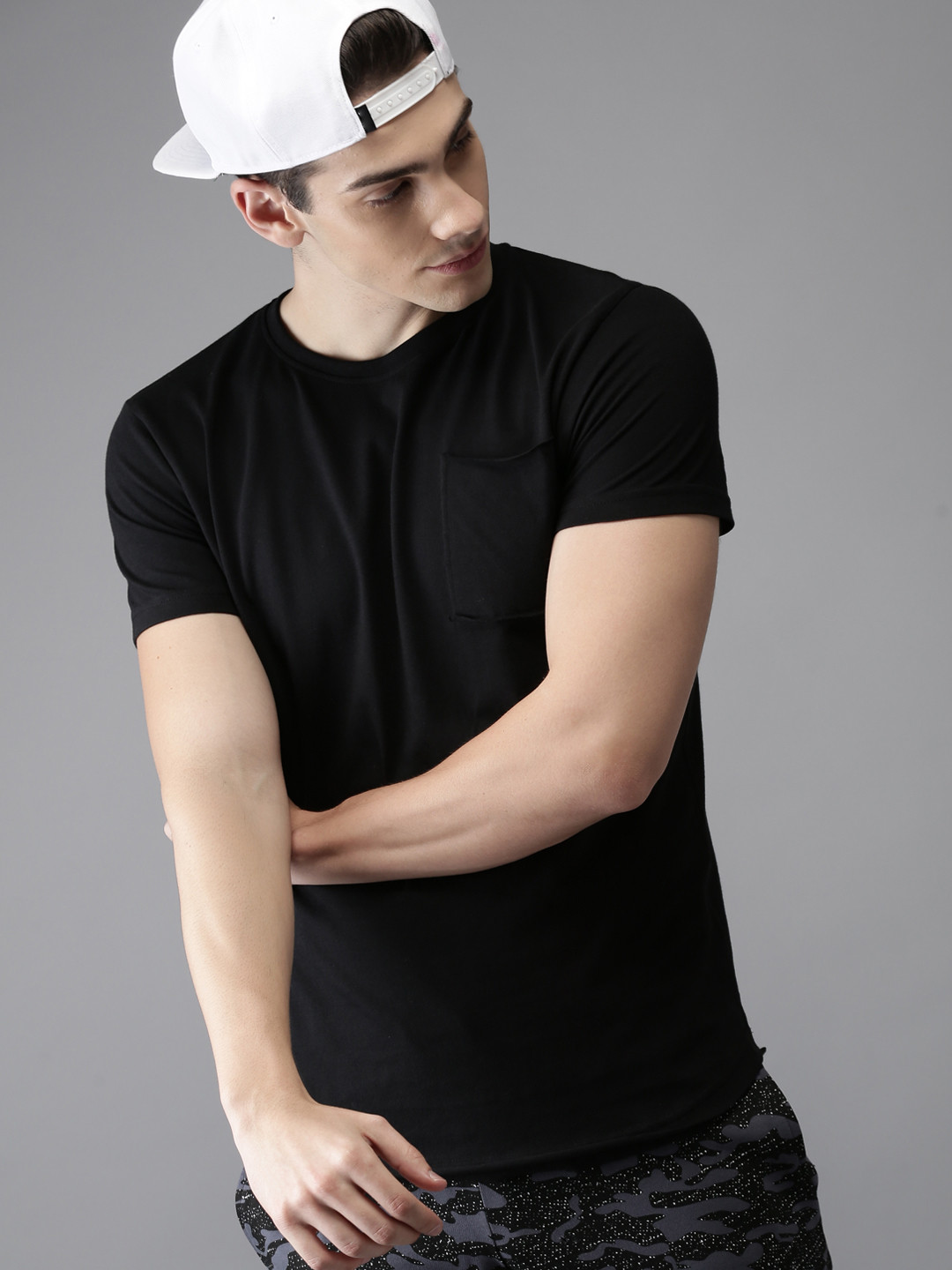 

HERE&NOW Men Black Solid Round Neck T-shirt