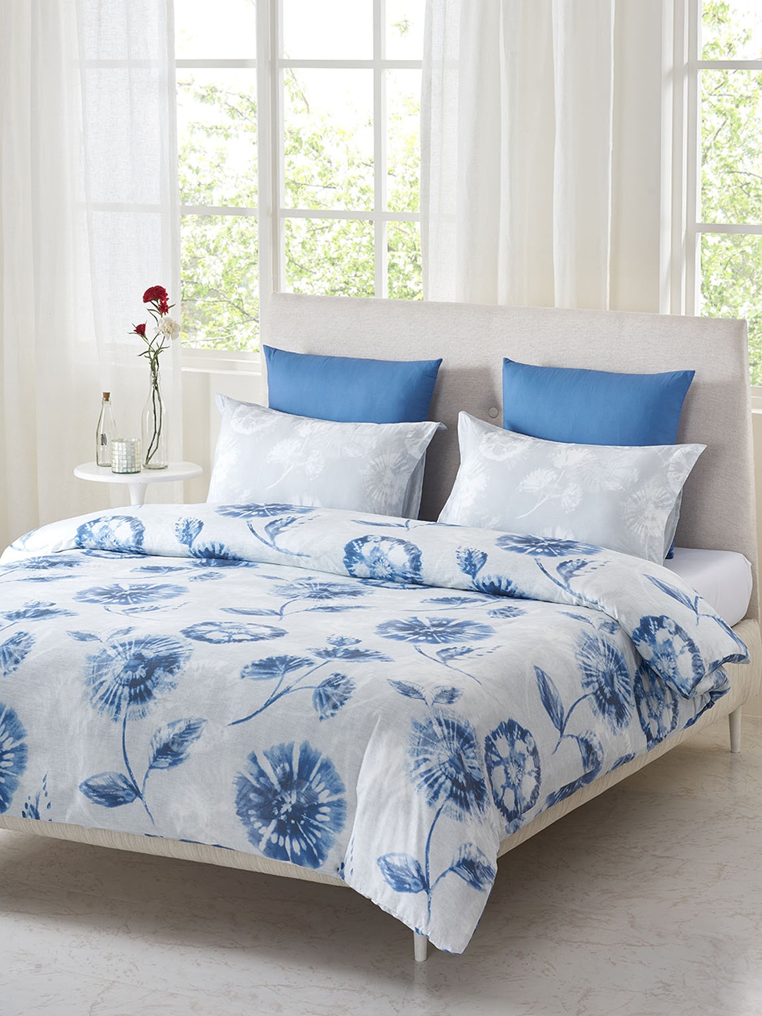 

DDecor Blue & White Printed Cotton Double Bed Cover with 2 Pillow Covers