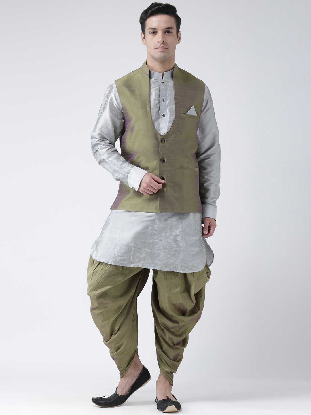 

DEYANN Men Green & Silver-Toned Solid Kurta with Patiala