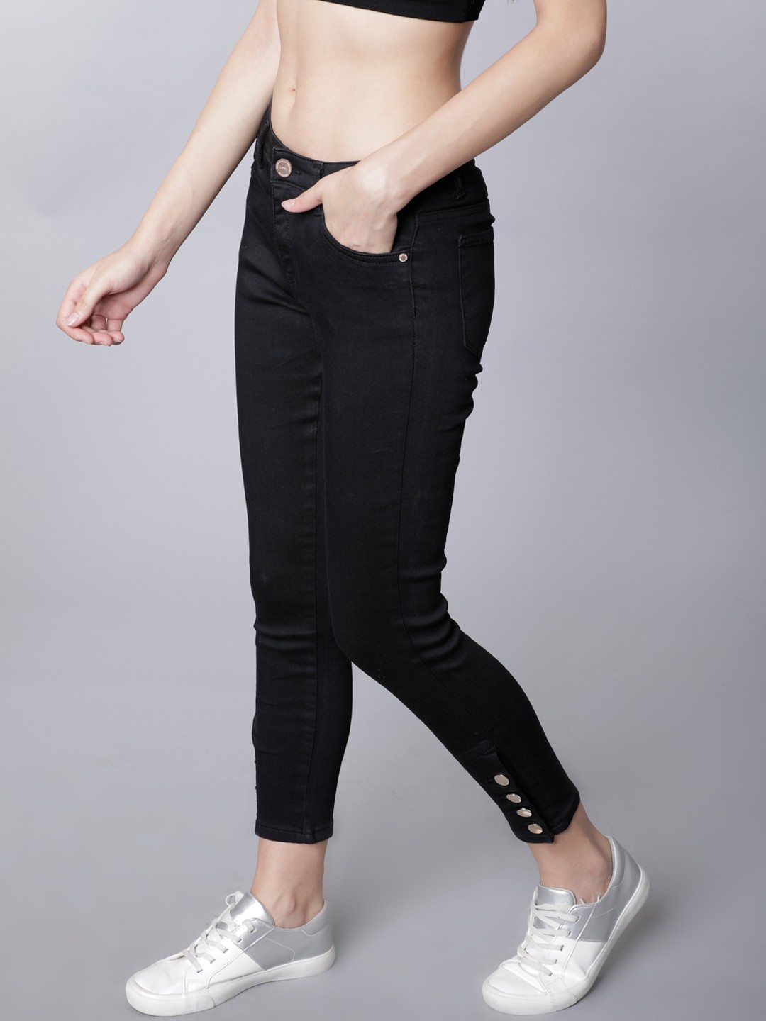 

Tokyo Talkies Women Black Relaxed Fit Mid-Rise Clean Look Stretchable Jeans