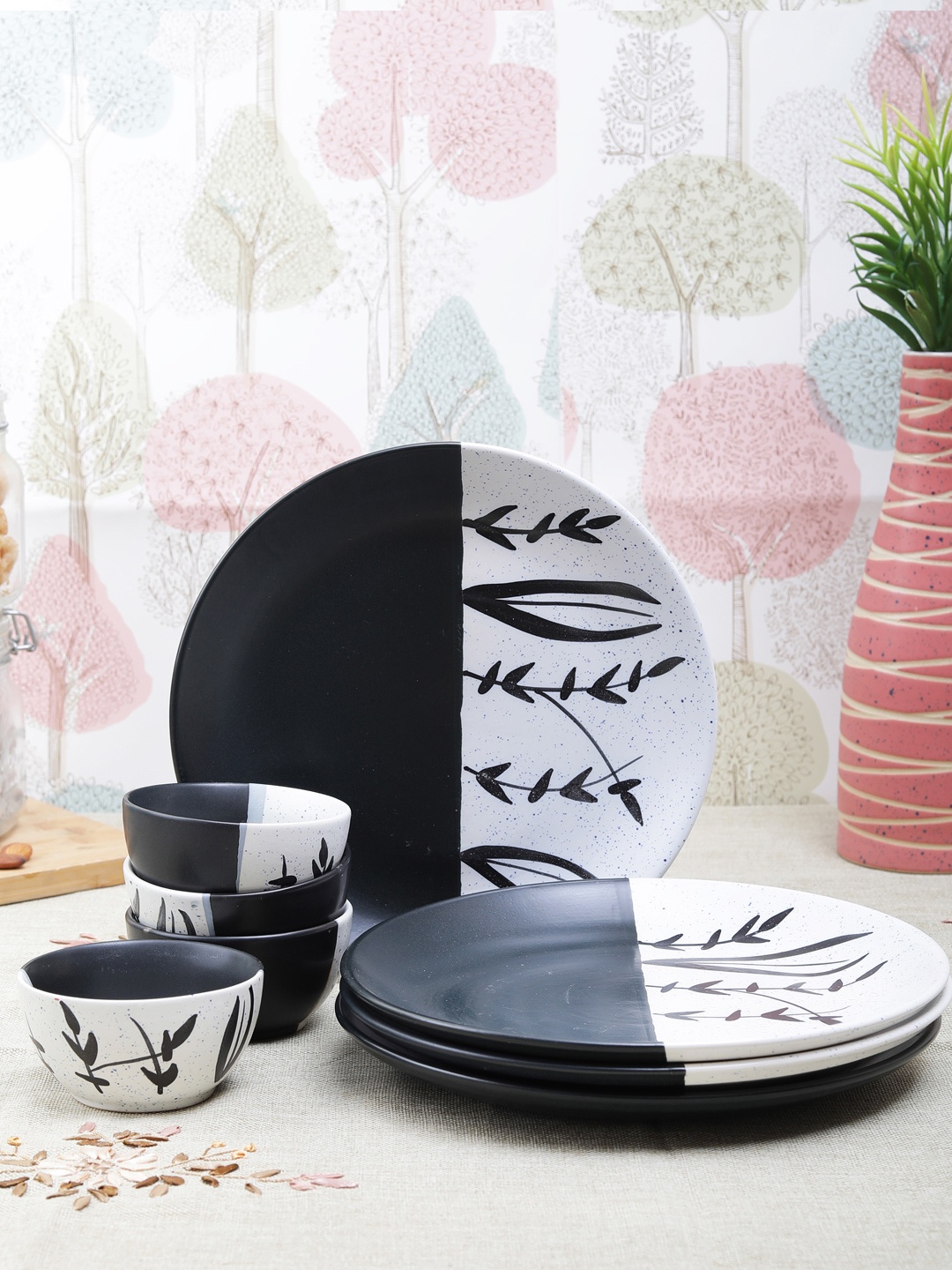

VarEesha Set of 8 Black & White Printed Ceramic Dinner Plates & Bowls