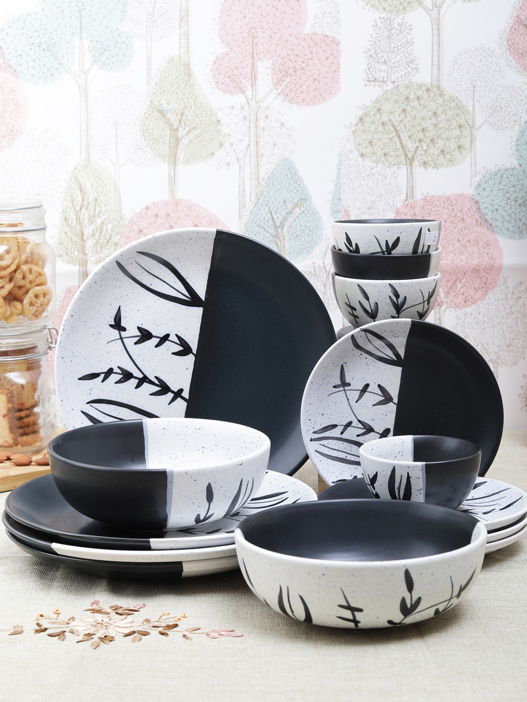 

VarEesha Set of 14 Black & White Printed Ceramic Dinner