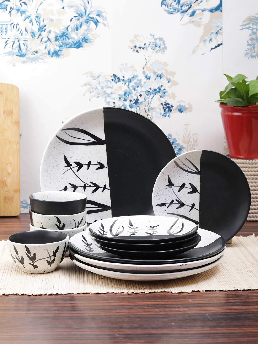 

VarEesha Set of 12 Black & White Printed Ceramic Dinner Plates & Bowls