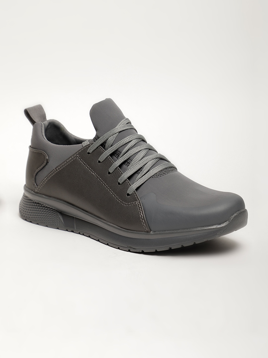 

LOCOMOTIVE Men Grey Sneakers