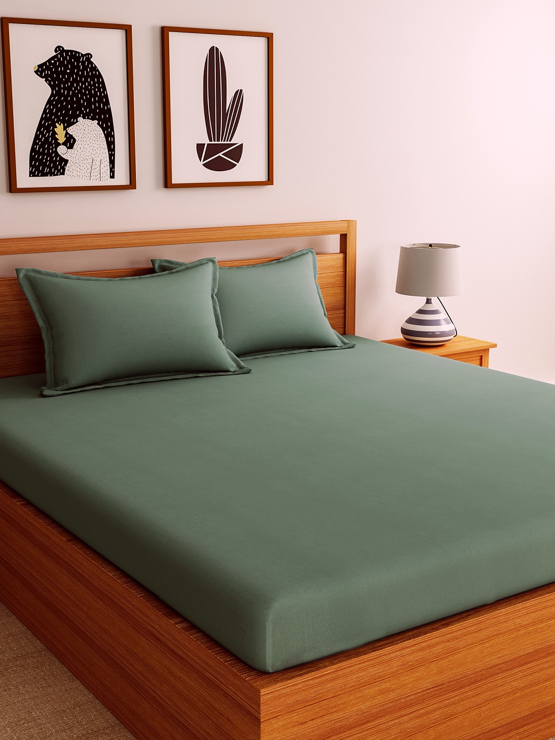 

Dreamscape Grey Solid Flat 300 TC Cotton King Bedsheet with 2 Pillow Covers