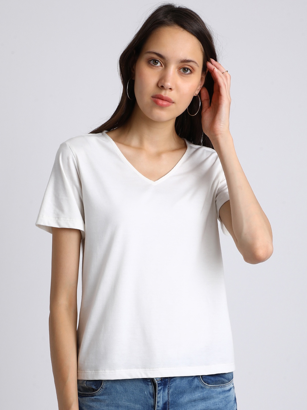 

Besiva Women White Solid V-Neck T-shirt