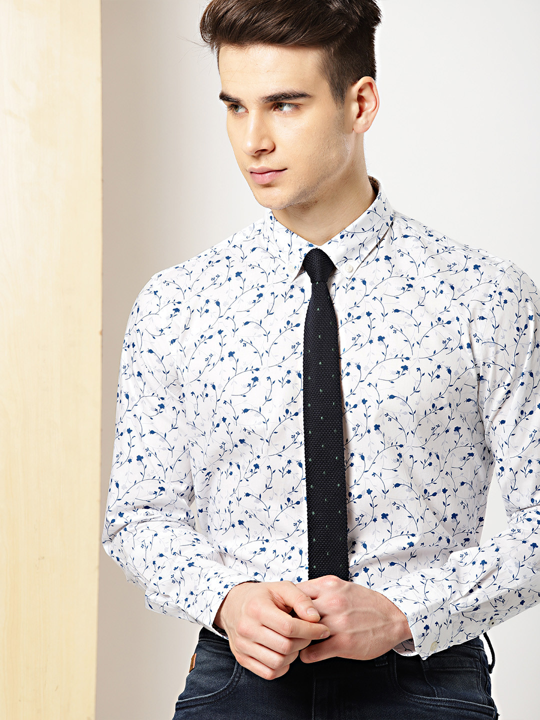 INVICTUS Men White & Blue Slim Fit Printed Semiformal Shirt