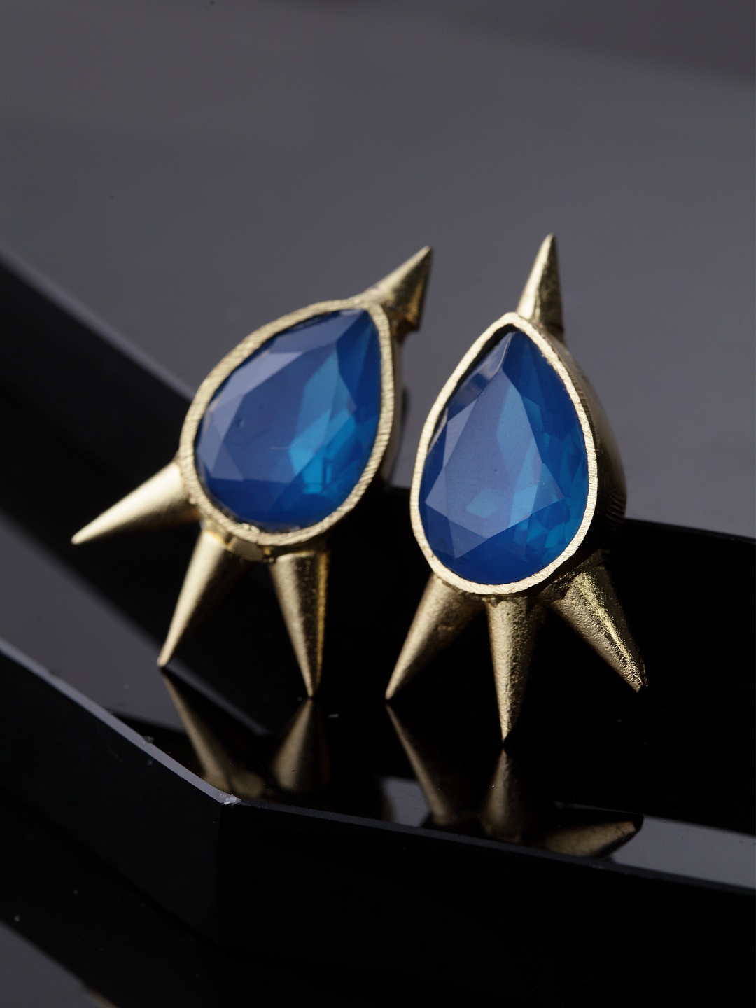 

DIVA WALK Gold-Plated & Handcrafted Teardrop Shaped Studs