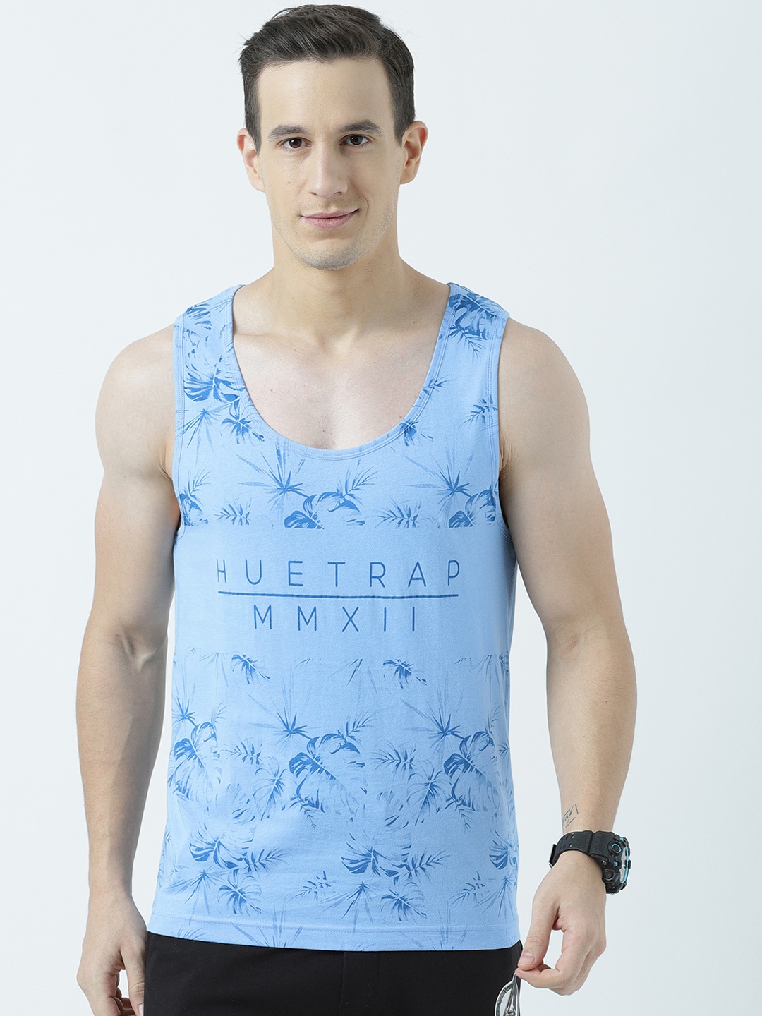 

Huetrap Men Blue Printed Scoop Neck T-shirt