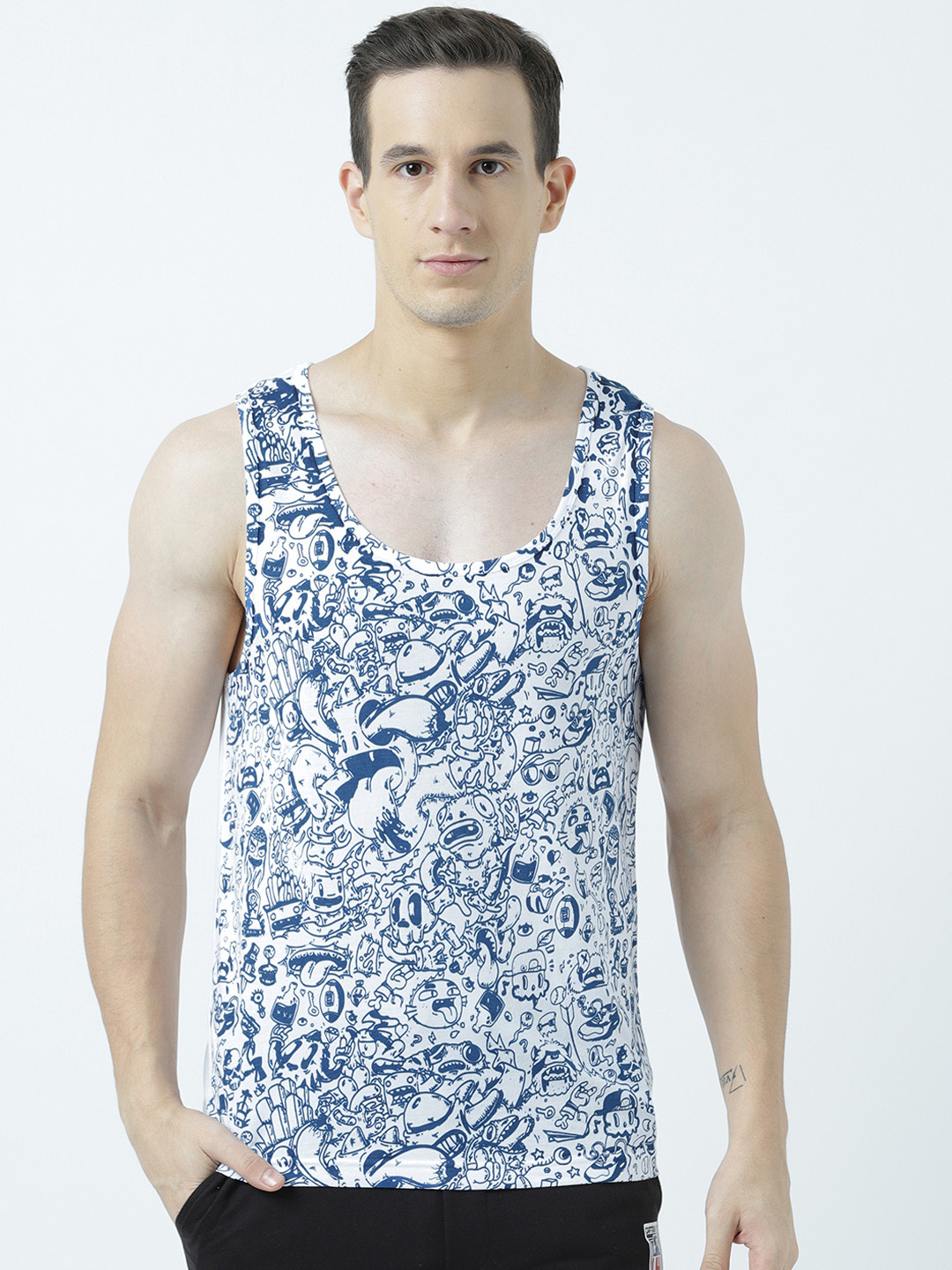 

Huetrap Men White & Blue Printed Scoop Neck T-shirt