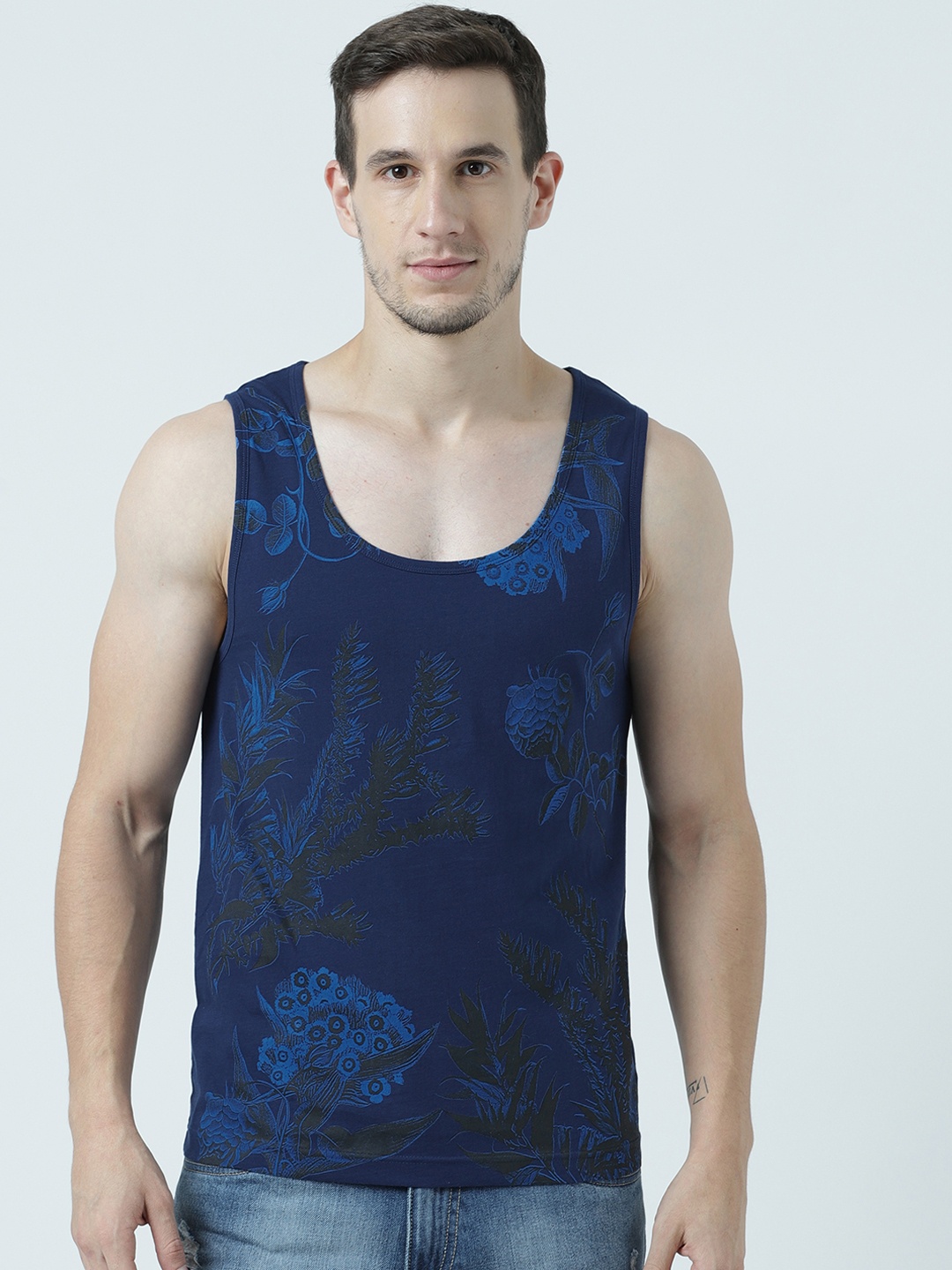 

Huetrap Men Navy Blue Printed Scoop Neck T-shirt