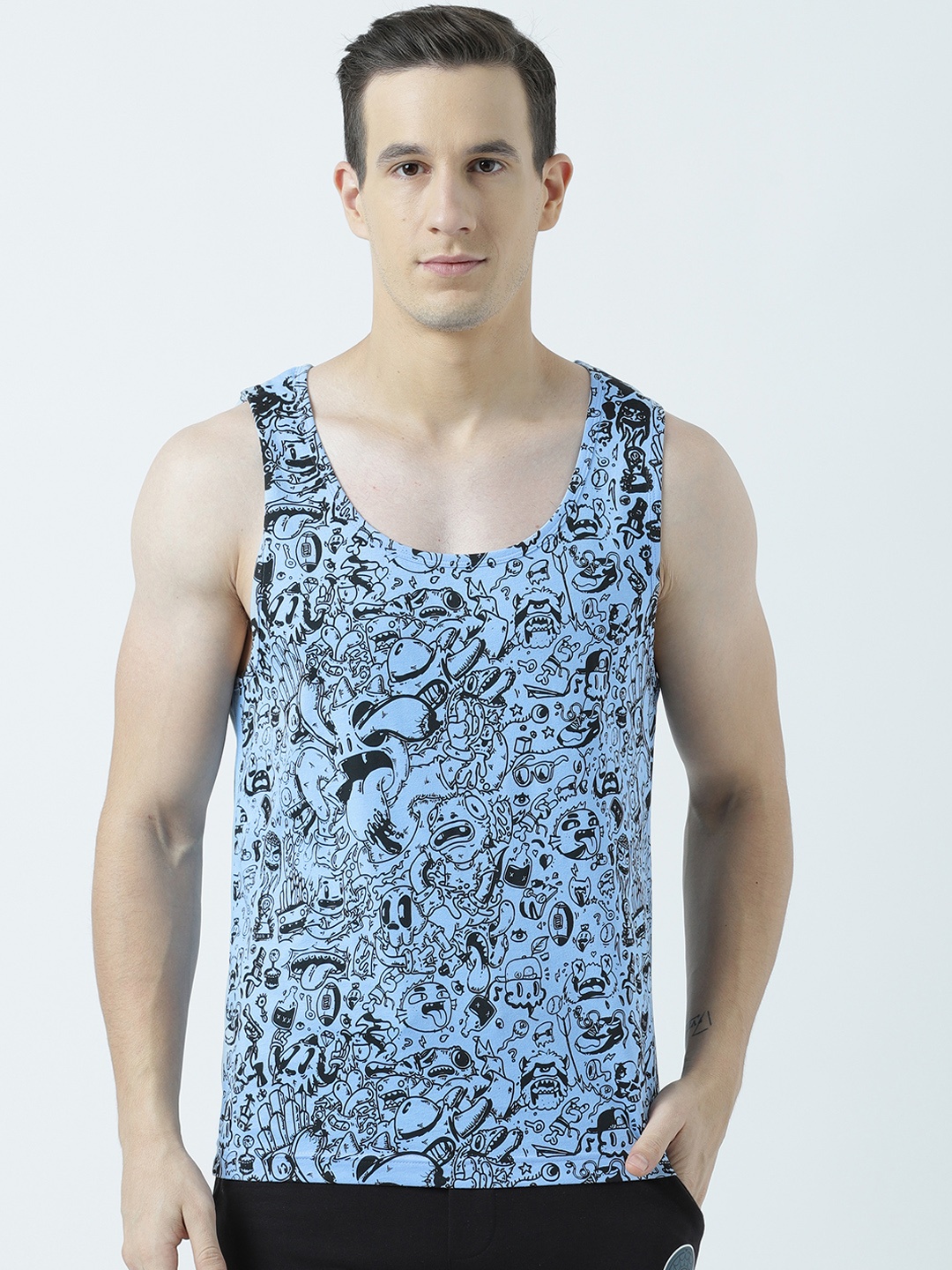 

Huetrap Men Blue Printed Scoop Neck T-shirt